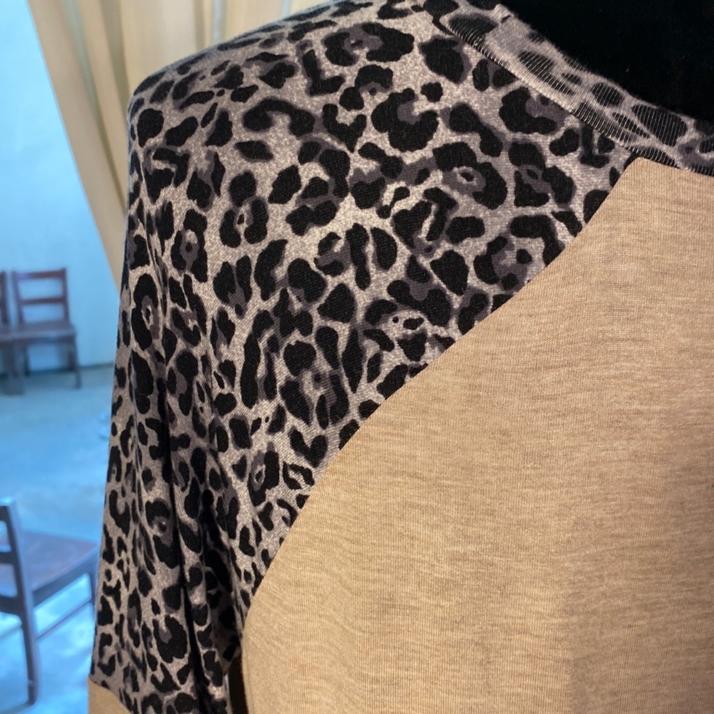 24/7 maurices Small tan & black animal print soft comfy shirt Small womens top​​ - Picture 6 of 9